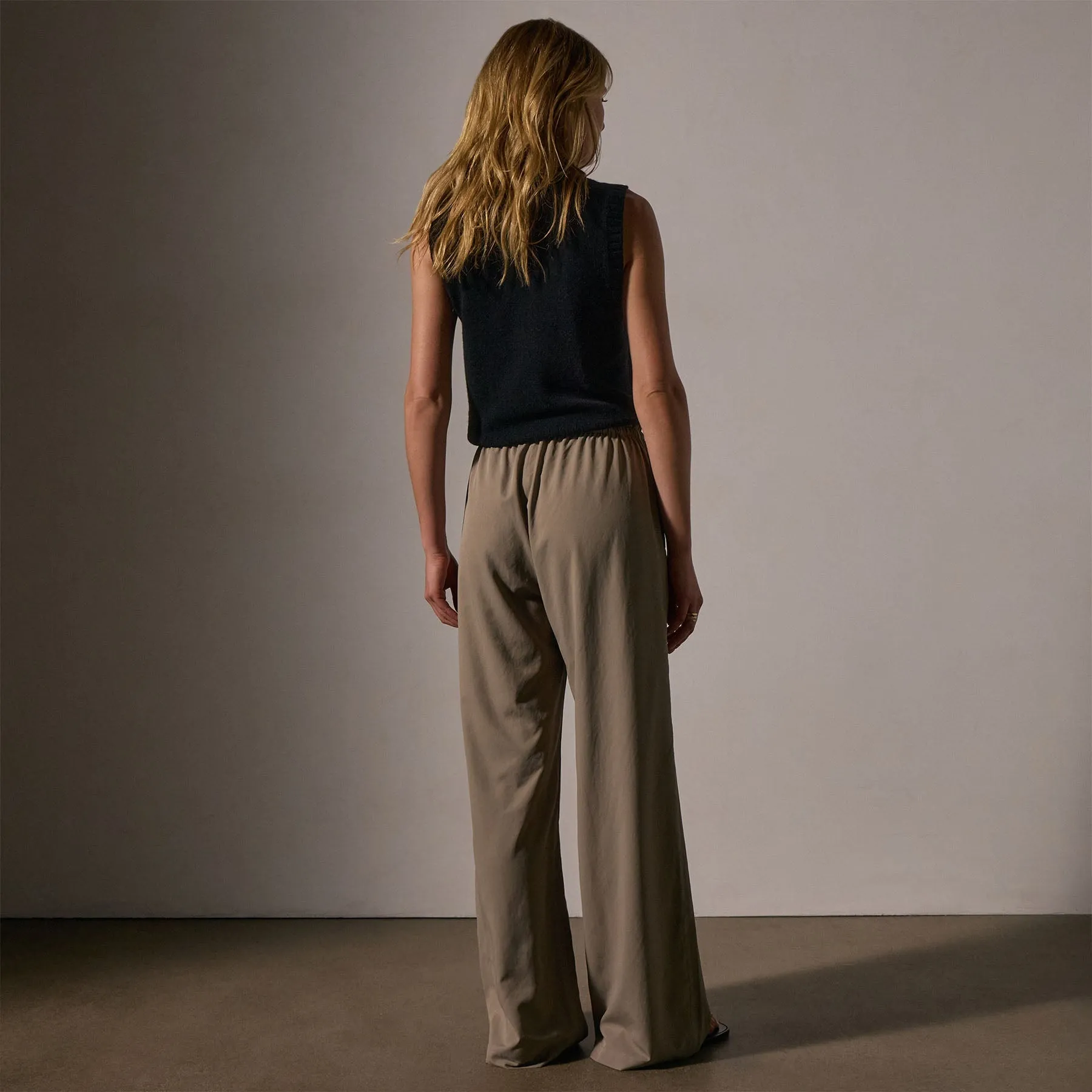 Lightweight Matte Sateen Trouser - Fawn